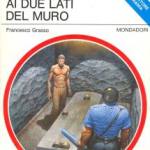 Ai due lati del muro