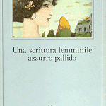 Una scrittura femminile azzurro pallido